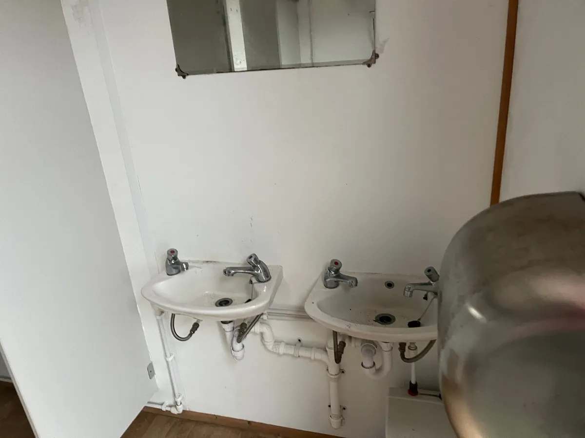 Toilet block - Image 1