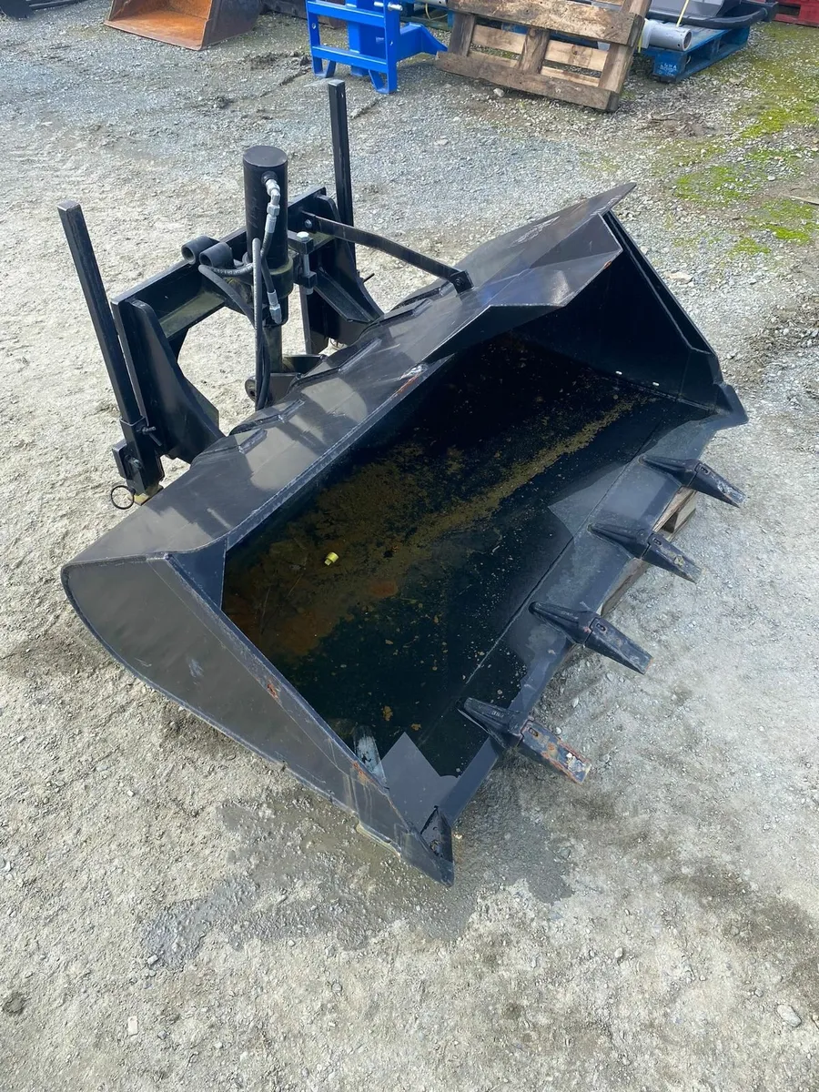 Manitou Forklift High Tip Bucket - €2,000 + VAT - Image 1