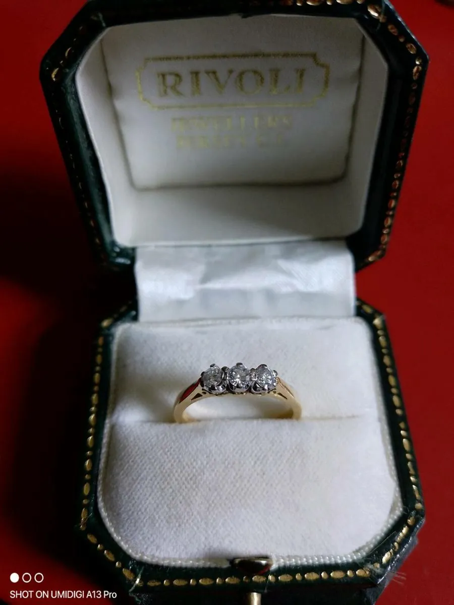 Engagement Ring 18ct yellow gold three stone - Image 1