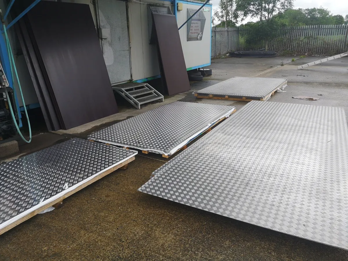 Chequered aluminium trailer flooring
