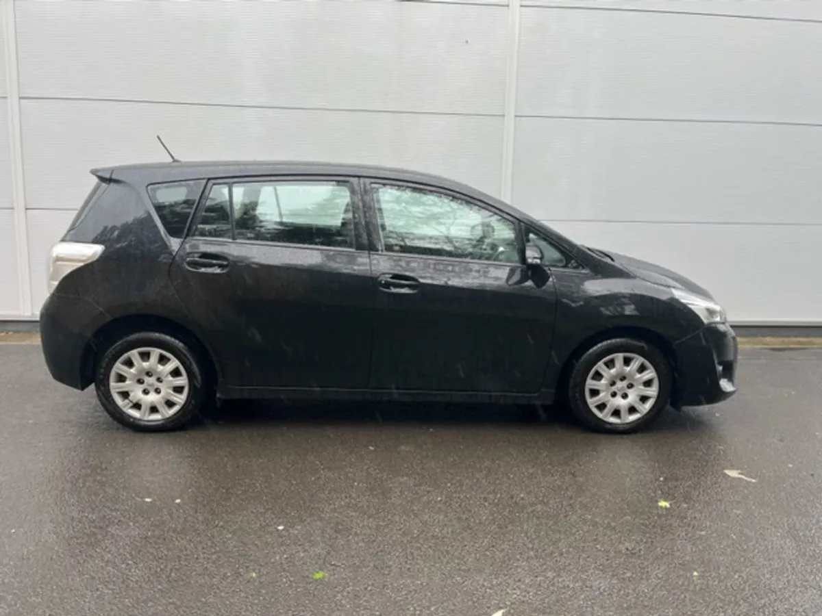 Toyota Verso 1.6 D-4d 112bhp Aura (7 Seater) - Image 2