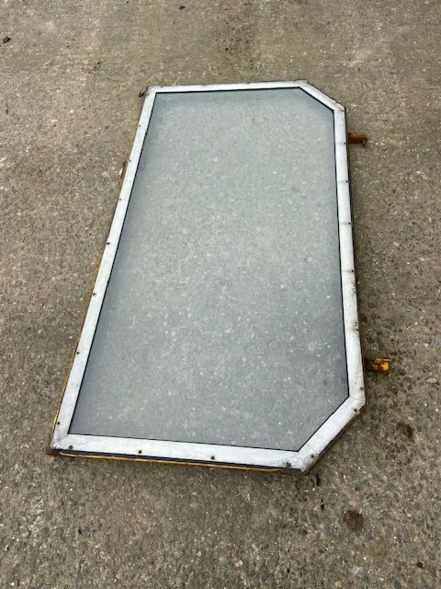 Back window to suit MF 50B - Image 1