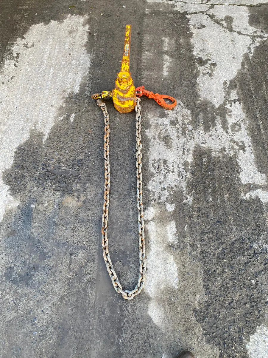 Yale Chain and Hook - Image 1