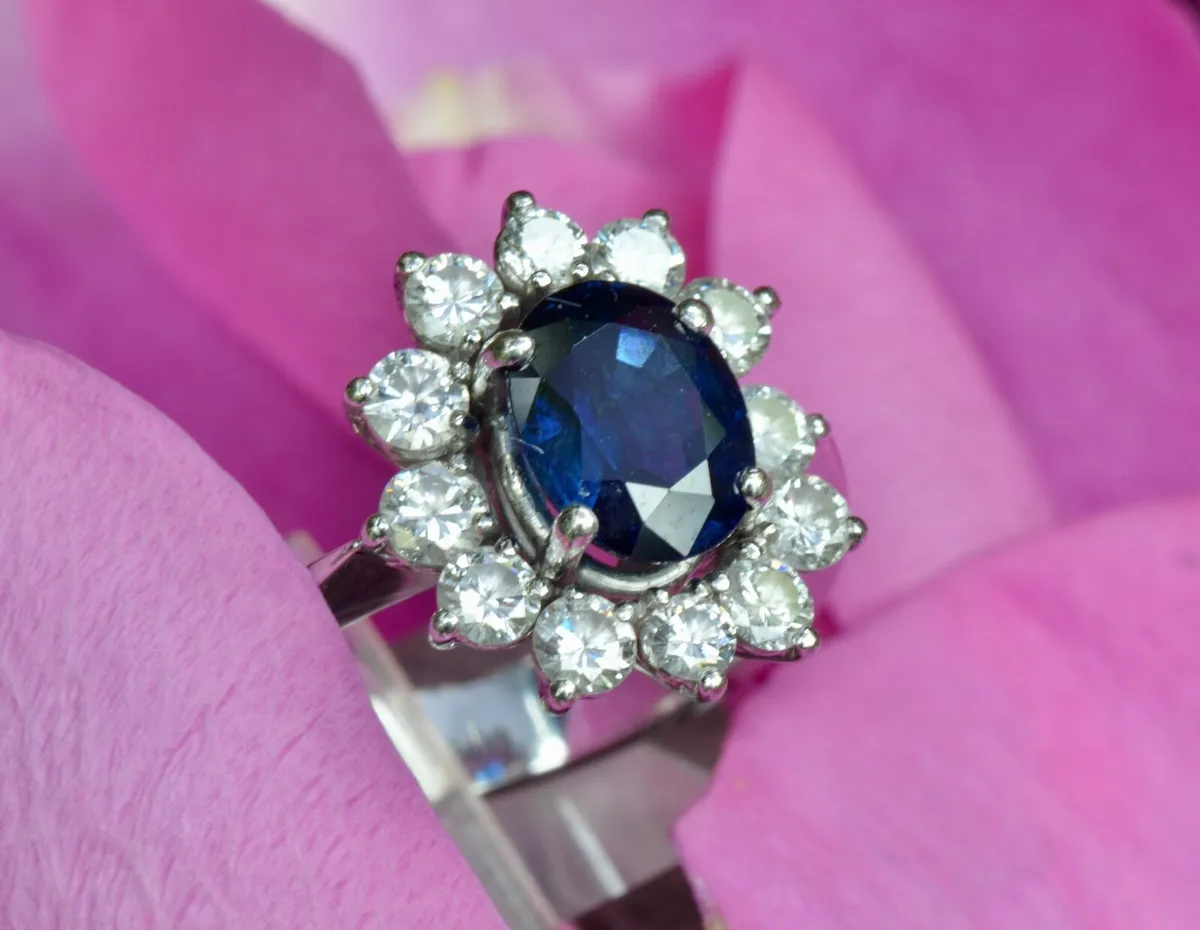 Vintage 1970s Sapphire & Diamond Cluster Ring 18ct - Image 1