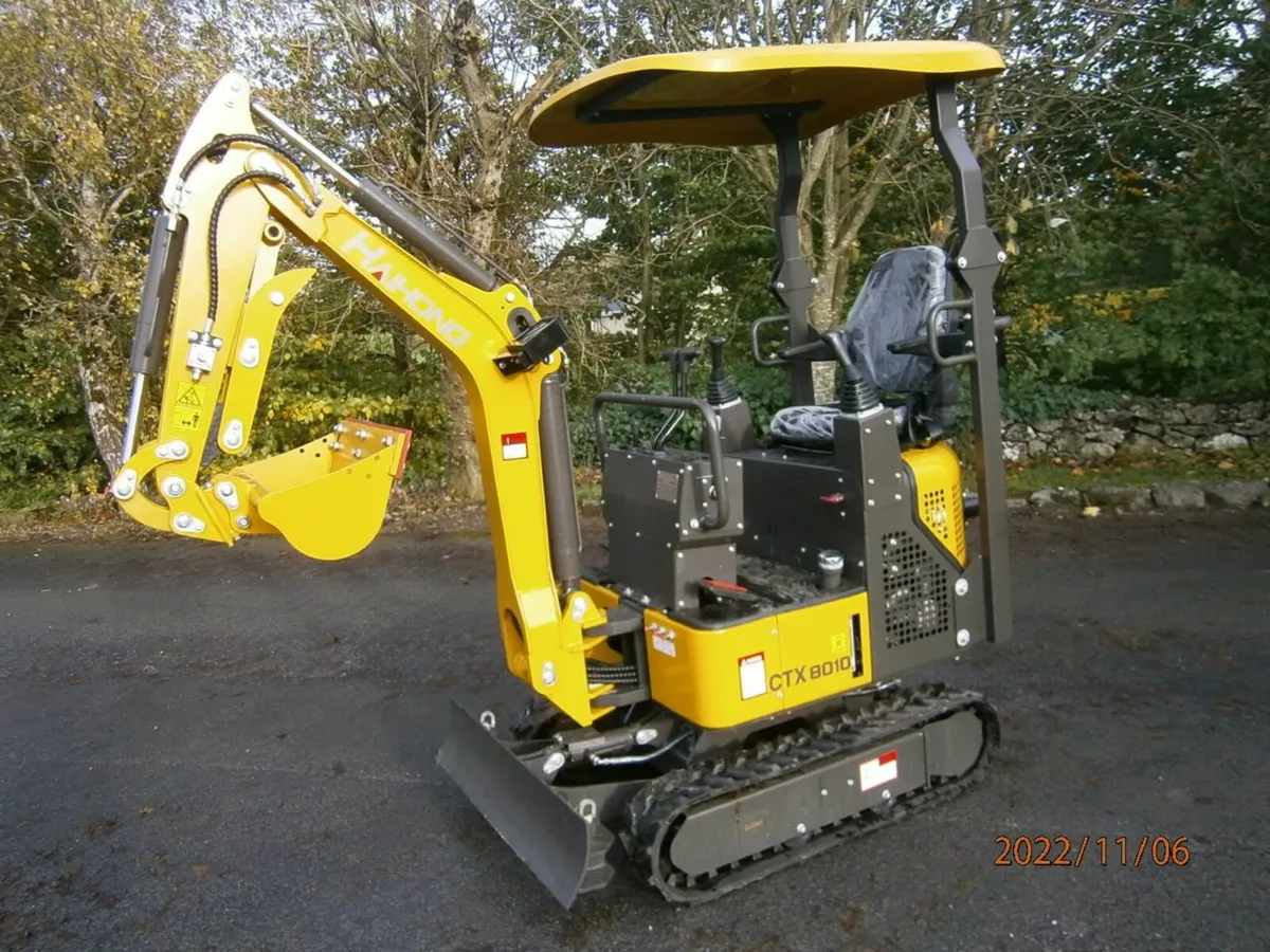 Haihong 1.3ton mini excavator - ex demo machine - Image 1