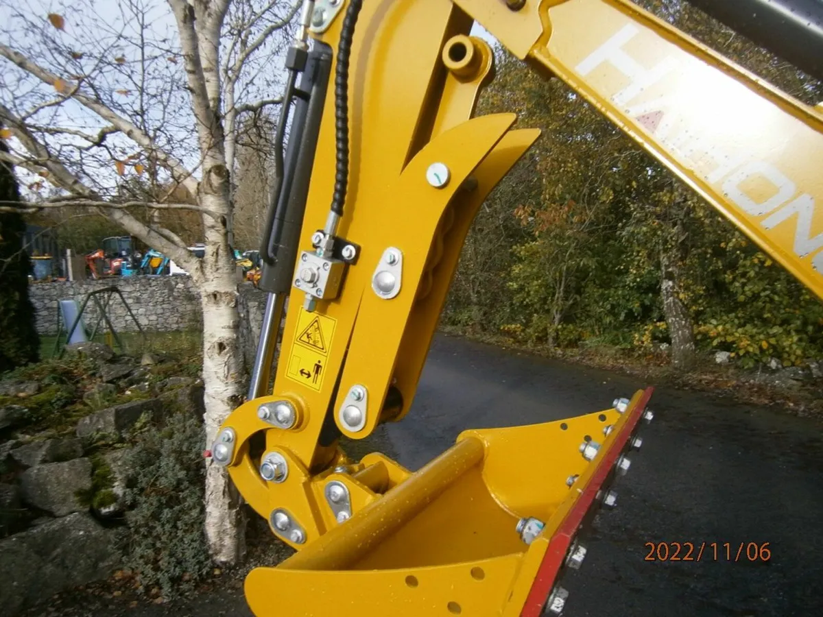 Haihong 1.3ton mini excavator - ex demo machine - Image 2