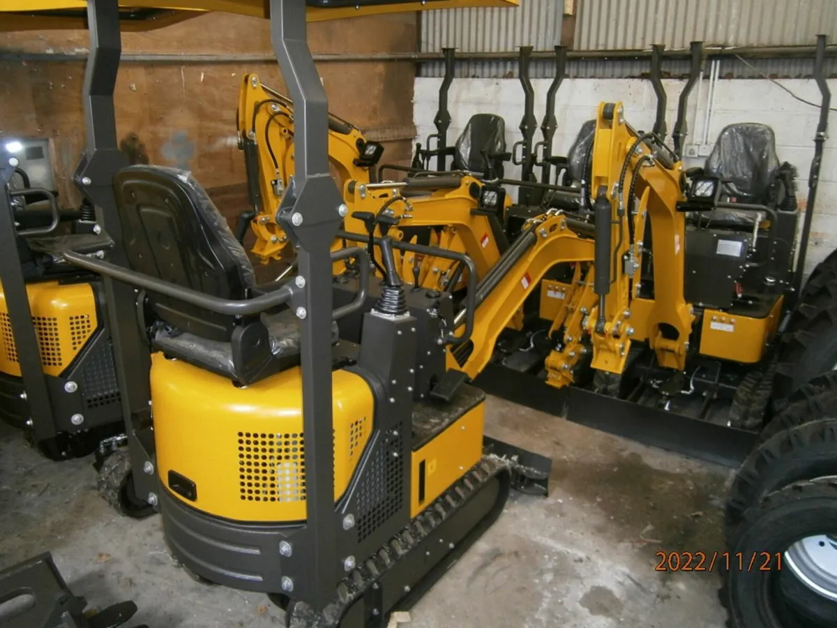 Haihong 1.3ton mini excavator - ex demo machine - Image 3