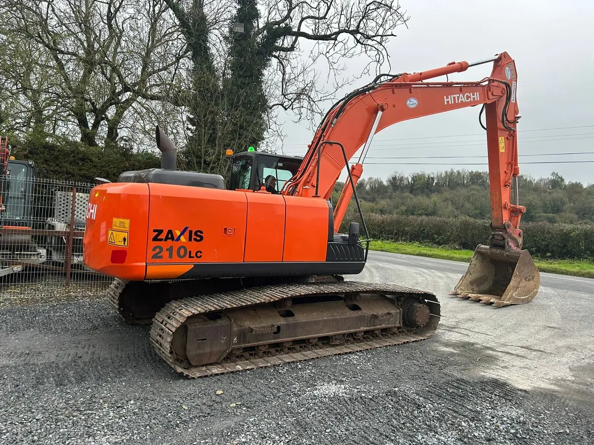 Hitachi ZX210LC-5B - Year 2015 - Image 4