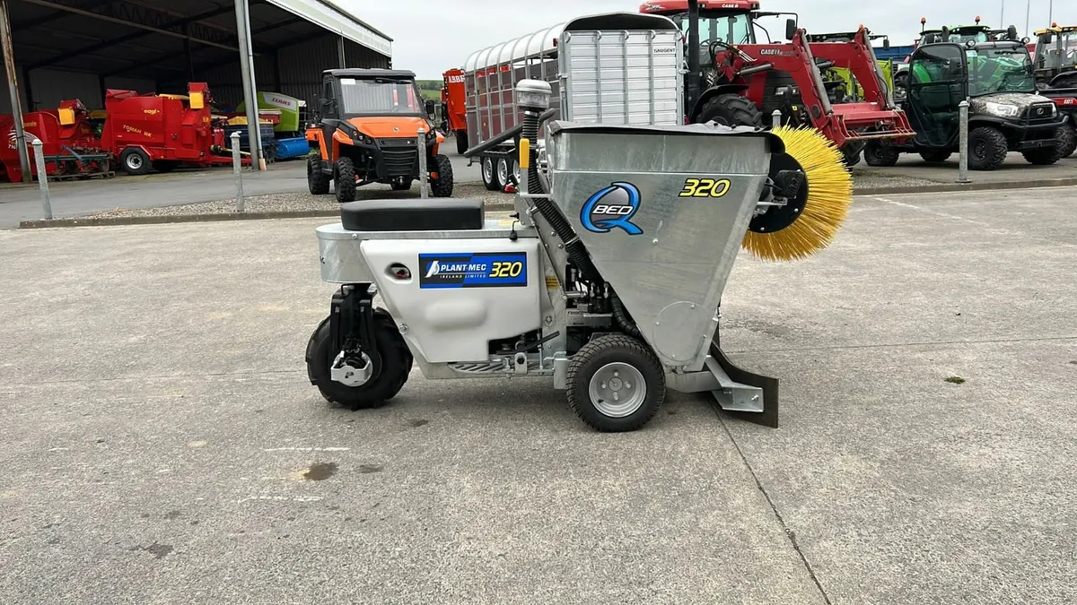 Q- Bed cubicle bedder/ sweeper Lime & sawdust - Image 2