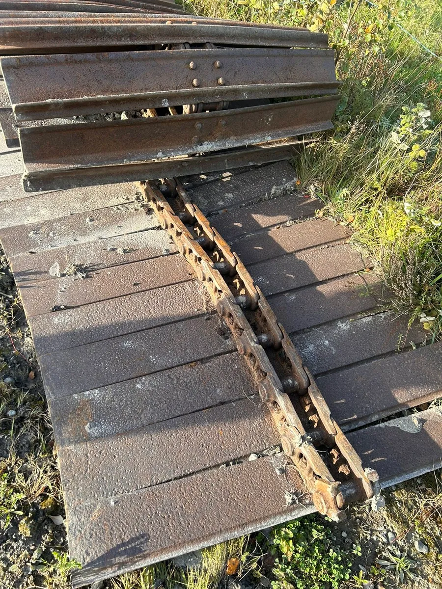 SET BOG TRACKS ON D4 CHAINS 80% - Image 3