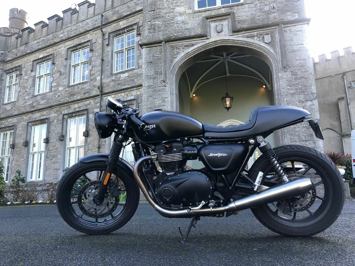 Triumph Street Twin - BLACKED OUT
