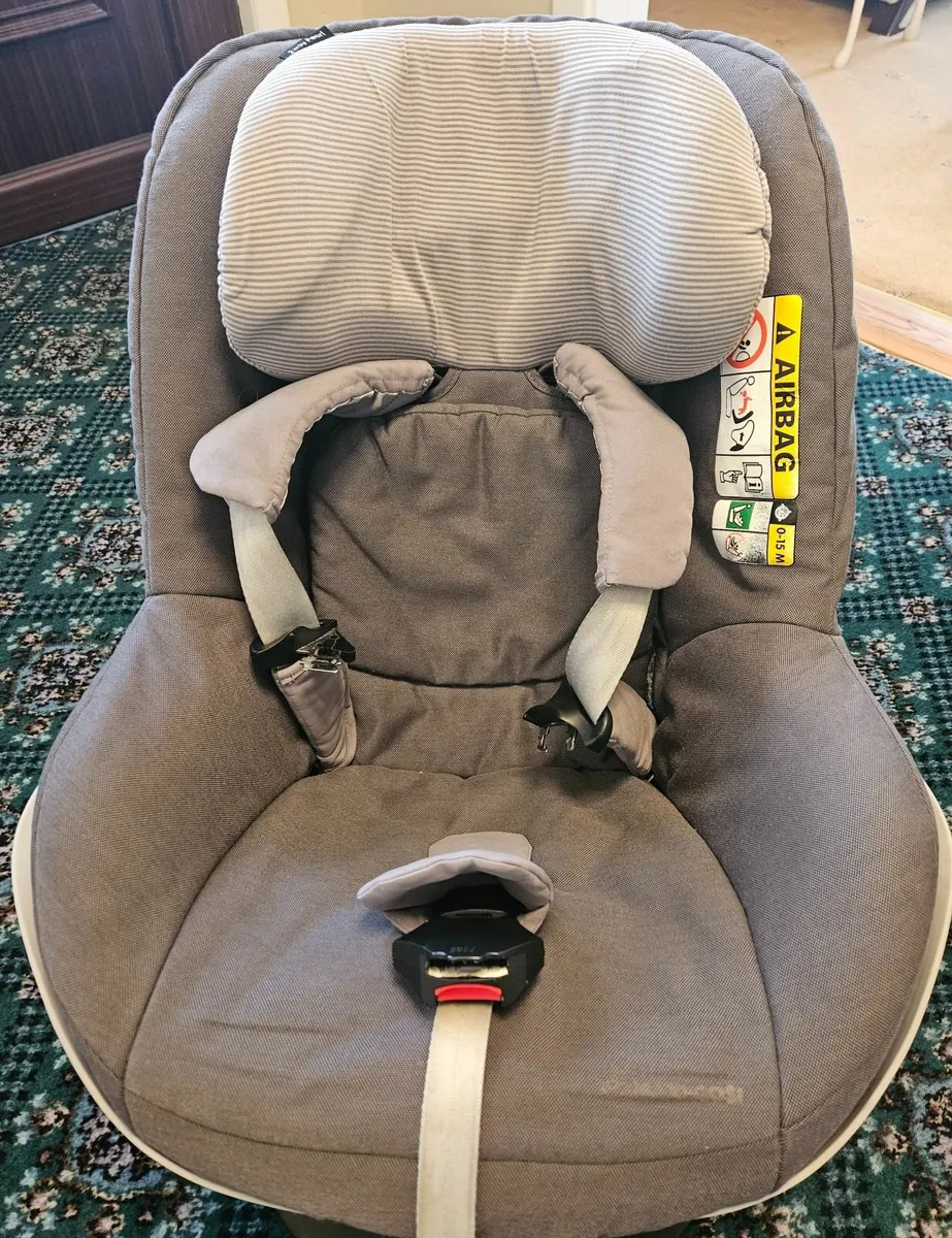 Maxi Cosi Car Seat with Isofix base - Image 1