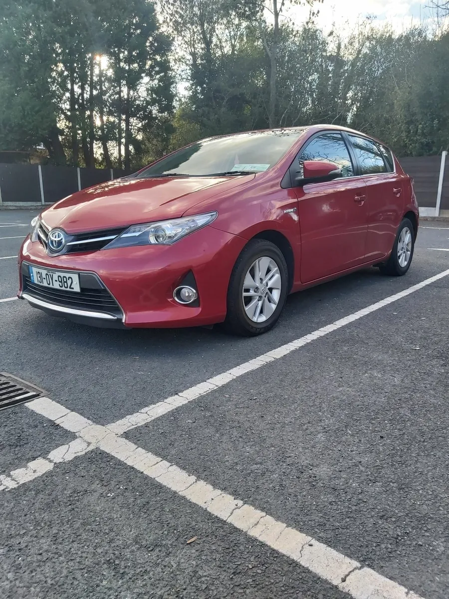 Quick sell Toyota Auris 2013 Automatic 1.8 hybrid - Image 3