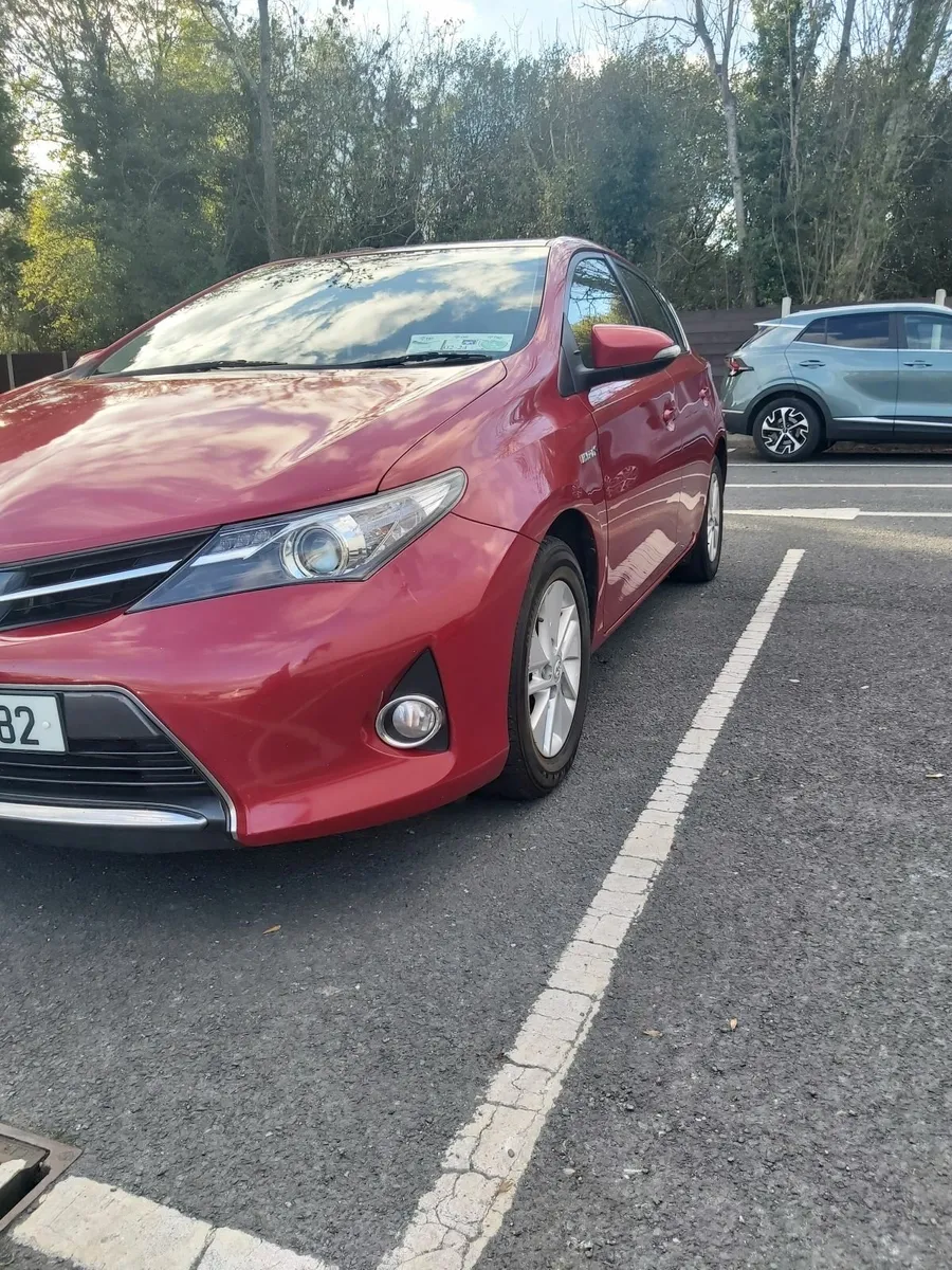 Quick sell Toyota Auris 2013 Automatic 1.8 hybrid - Image 1