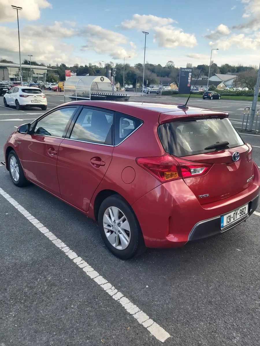 Quick sell Toyota Auris 2013 Automatic 1.8 hybrid - Image 2