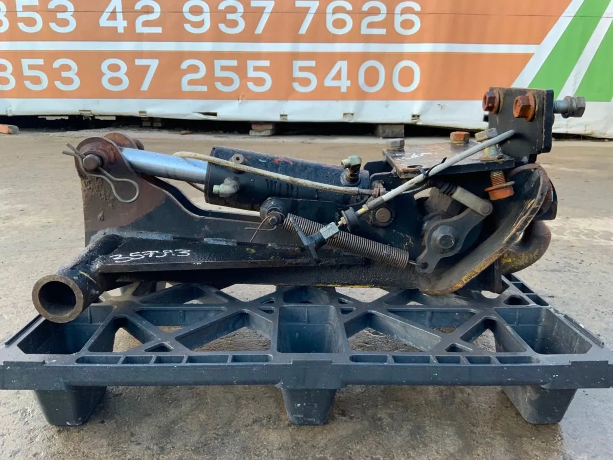 DROMONE / JOHN DEERE PICK UP HITCH........1968. - Image 1