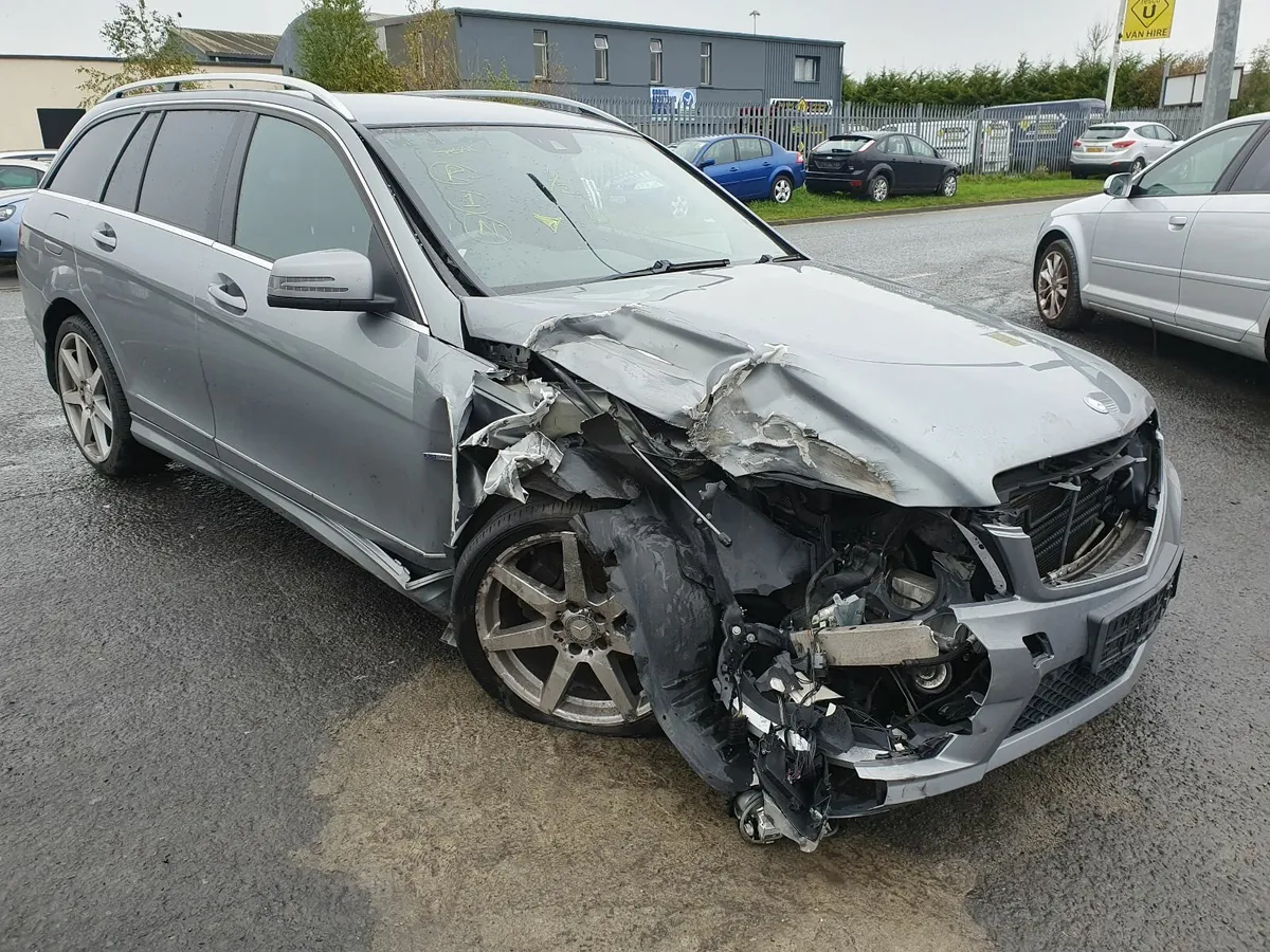 12 MB C-CLASS 2.2 D FOR BREAKING ( NO ENGINE) - Image 2