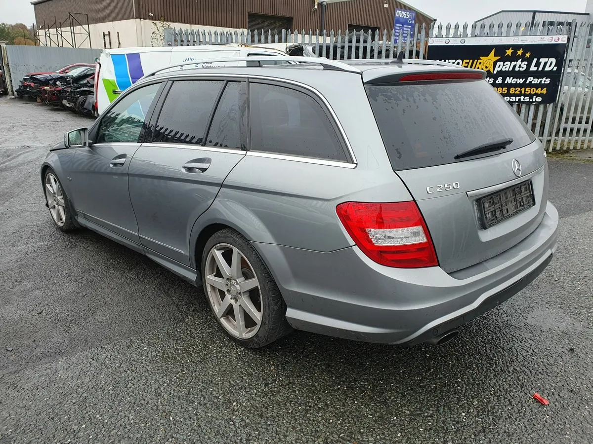 12 MB C-CLASS 2.2 D FOR BREAKING ( NO ENGINE) - Image 3