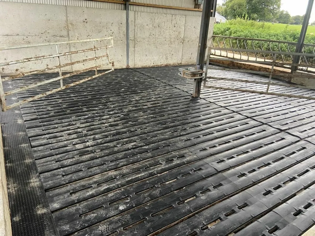 Smooth Rubber Slat Mats - Image 3