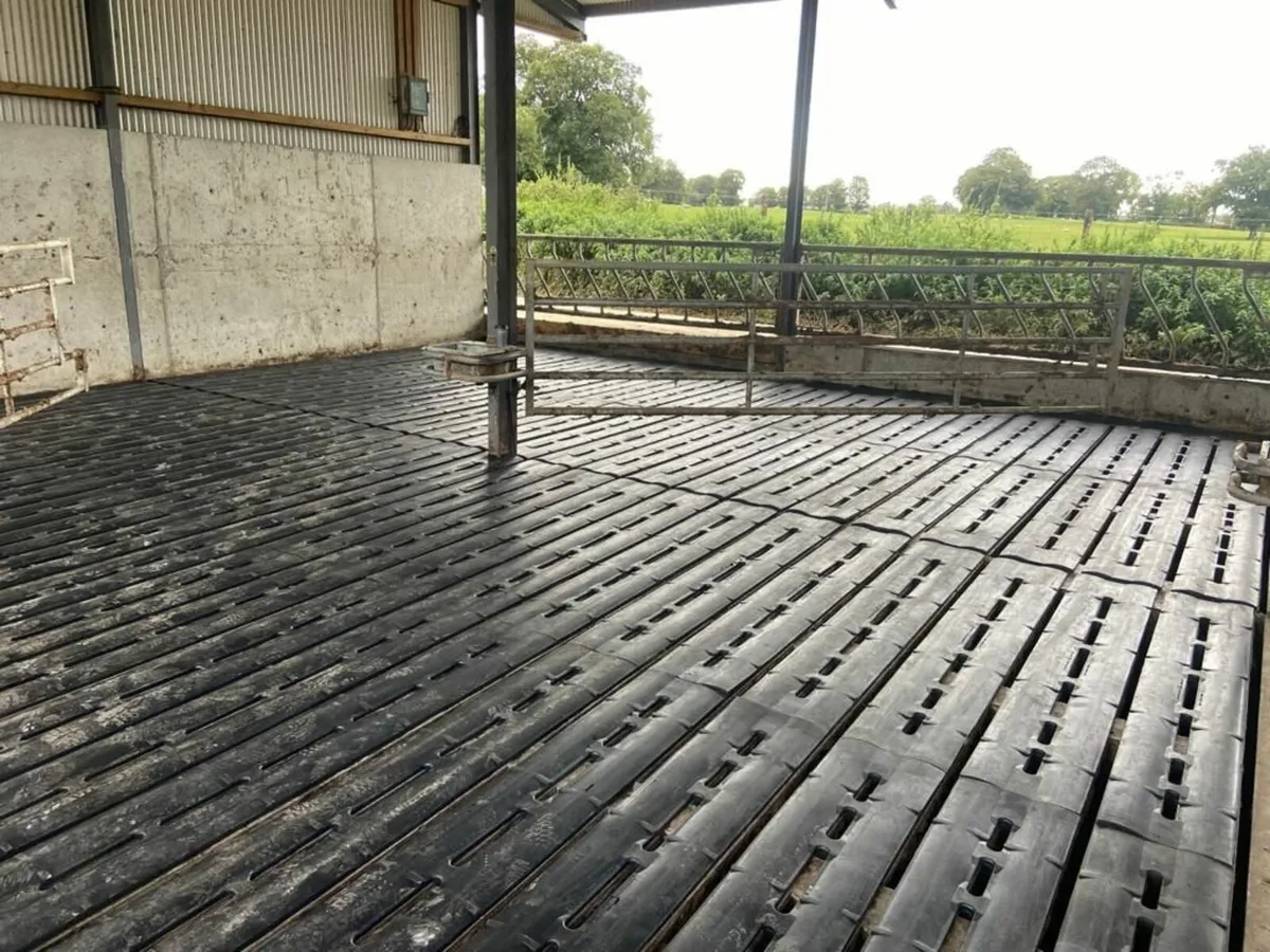 Smooth Rubber Slat Mats - Image 1