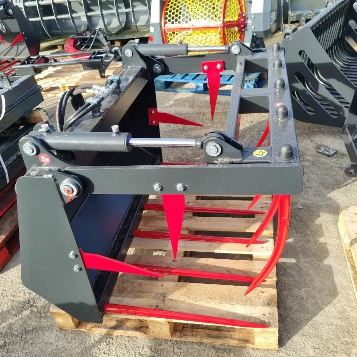 4'6", 5ft, 6ft tine grabs Row 18 Stand 394 - Image 1