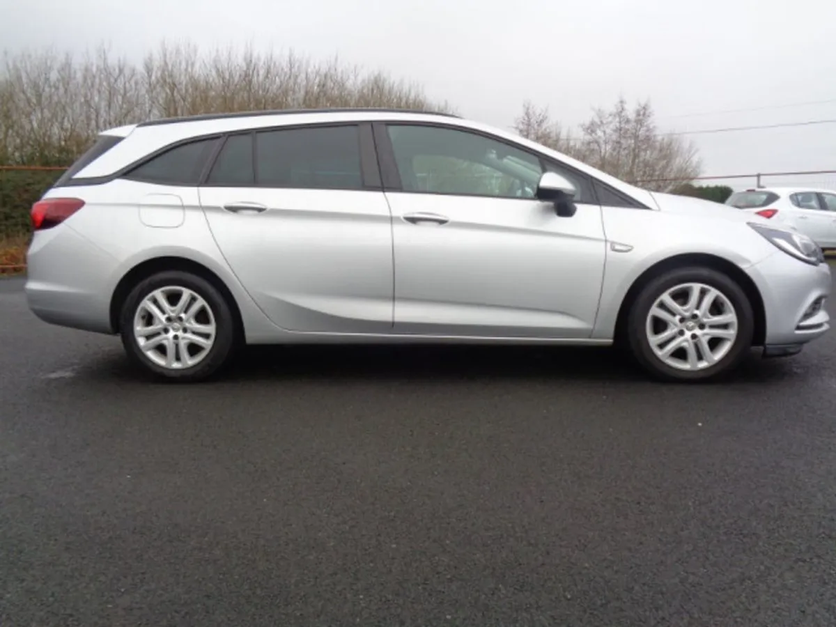 Vauxhall Astra Estate Design 1.6 Cdti - Image 2