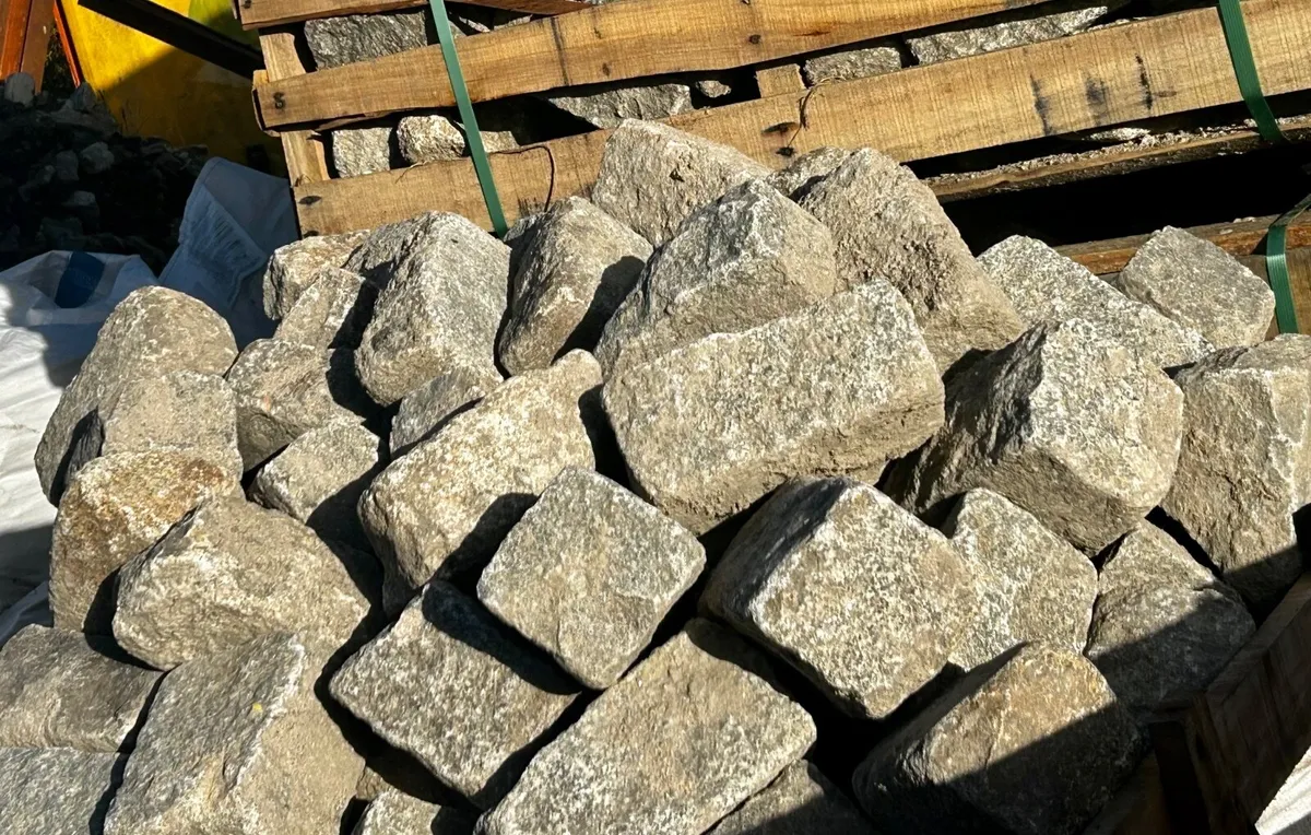 Reclaimed Silver Granite Cobbles - Image 1