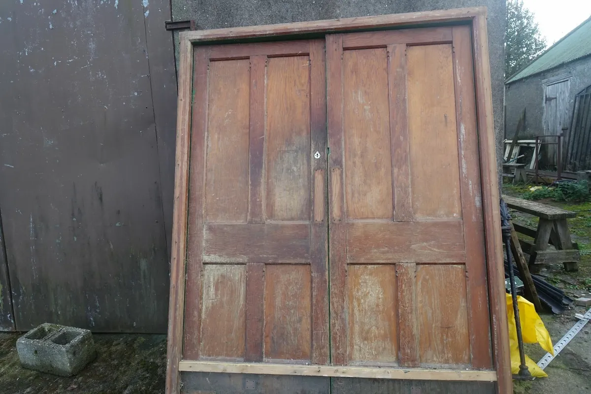 Pair of Pitch pine doors in frame - Image 3