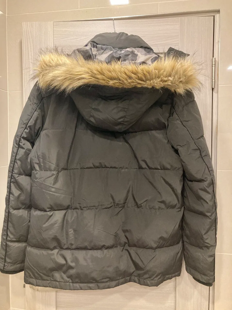 GUESS gents winter puffer jacket, size L - Image 2