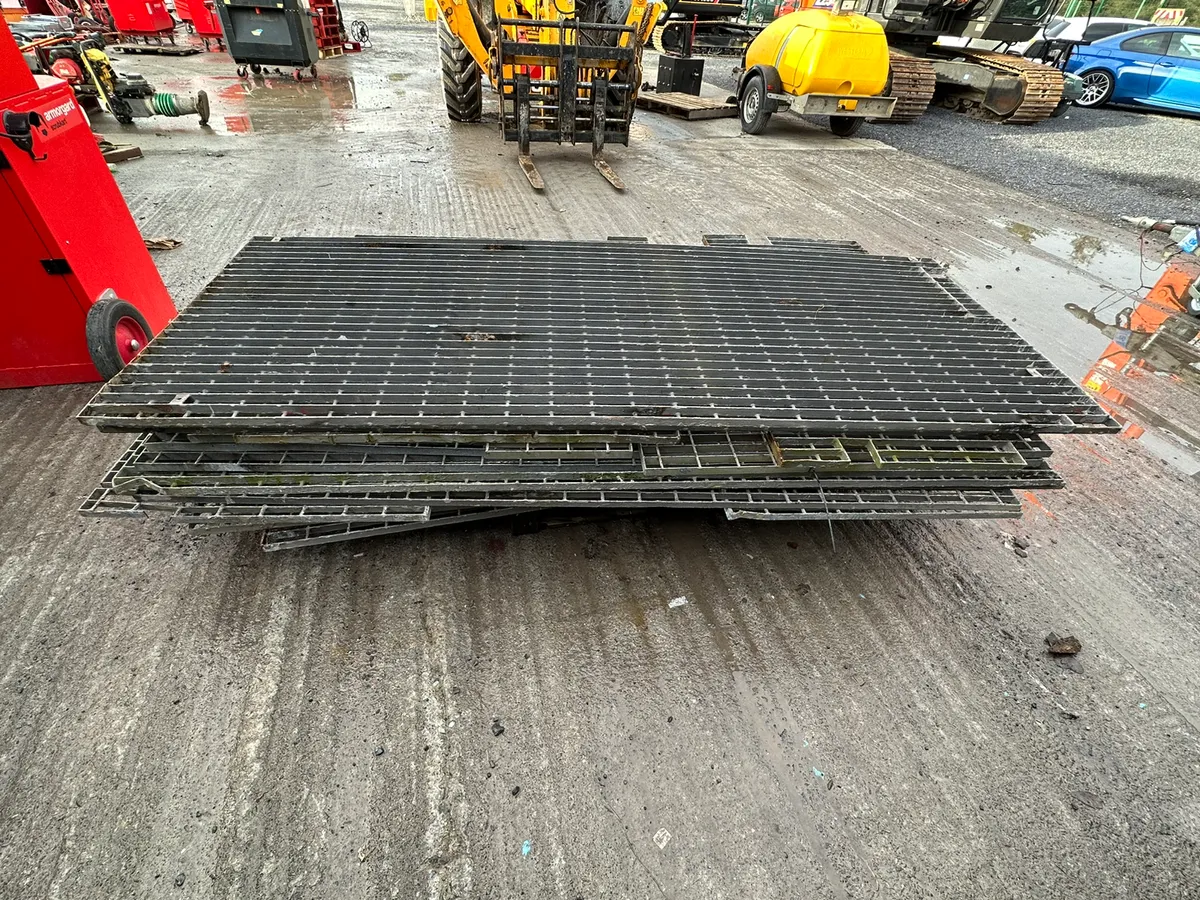 Job lot Mezzanine Galvanised Mesh Grate - Image 2