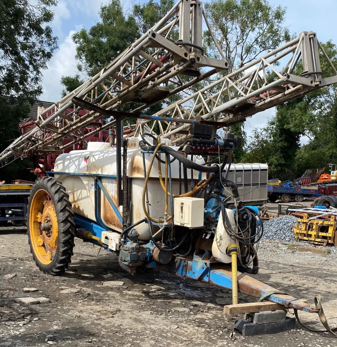 2500l sprayer complete with 24m booms