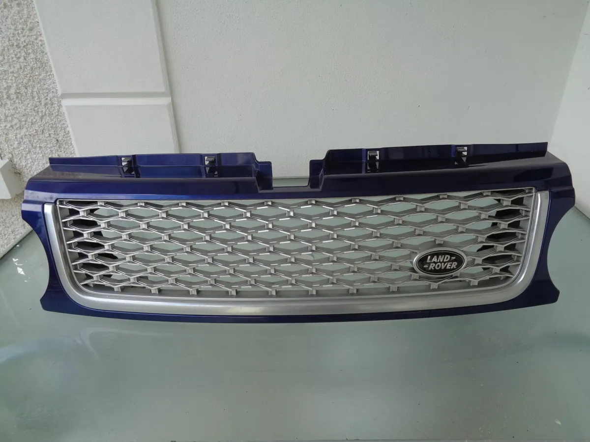 Range Rover front grill with wing side vents. - Image 1