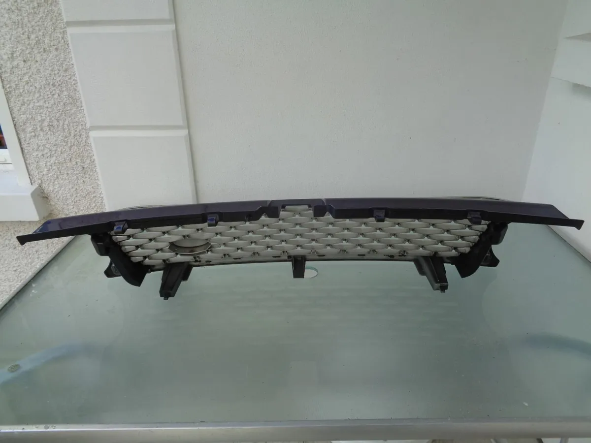 Range Rover front grill with wing side vents. - Image 3