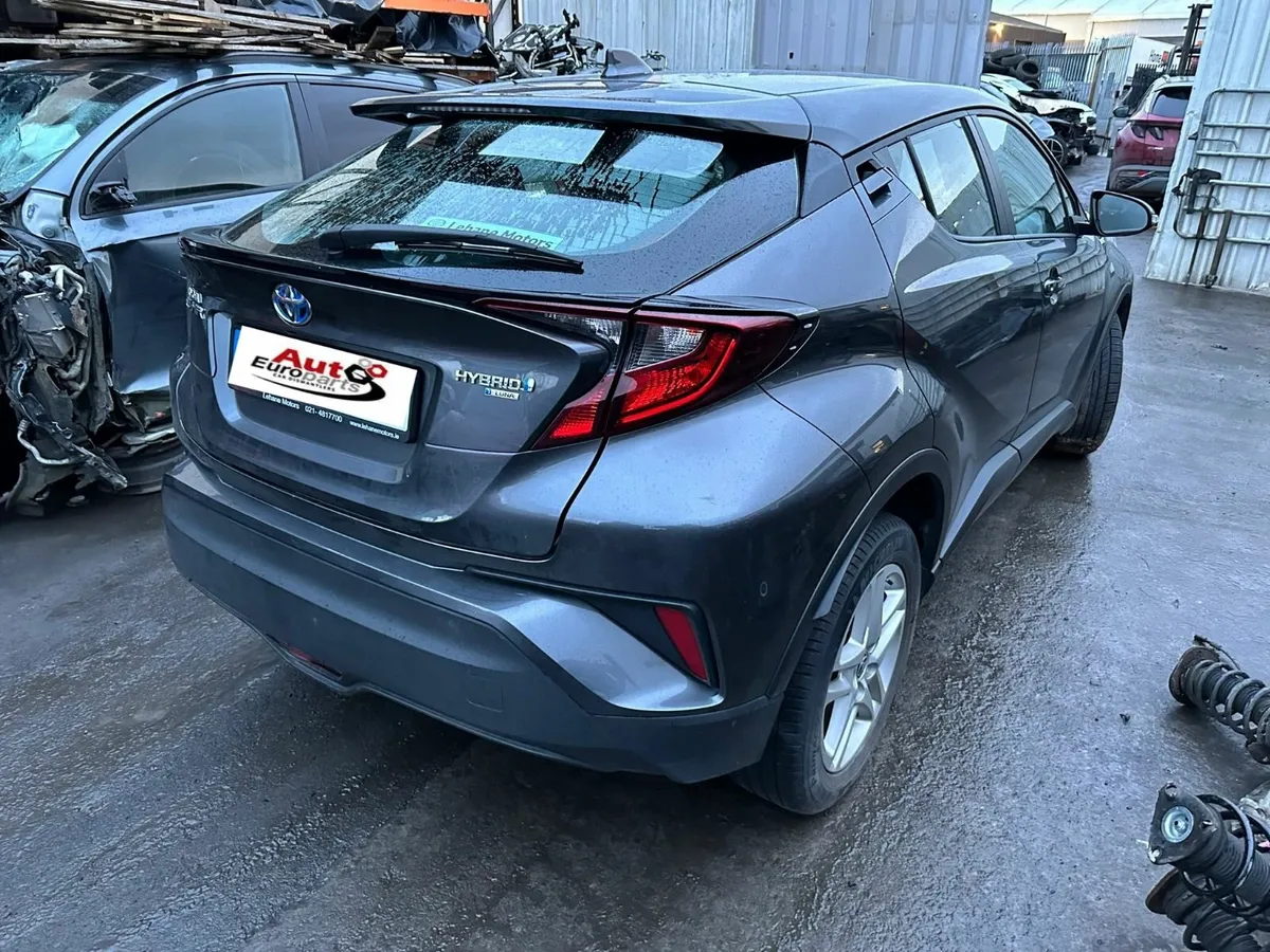 20 TOYOTA C-HR  1.8 HYBRID FOR BREAKING - Image 4