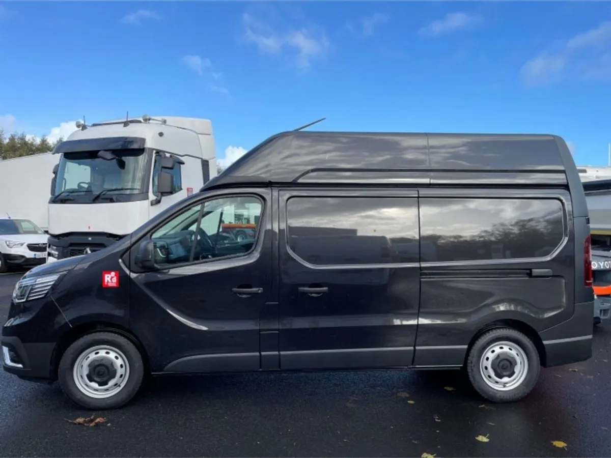 Renault Trafic High Roof 150 HP Red Edition