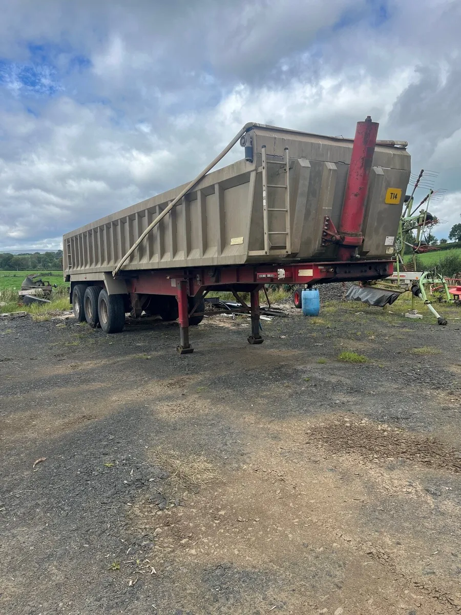 Weightlifter tipping trailer - Image 1
