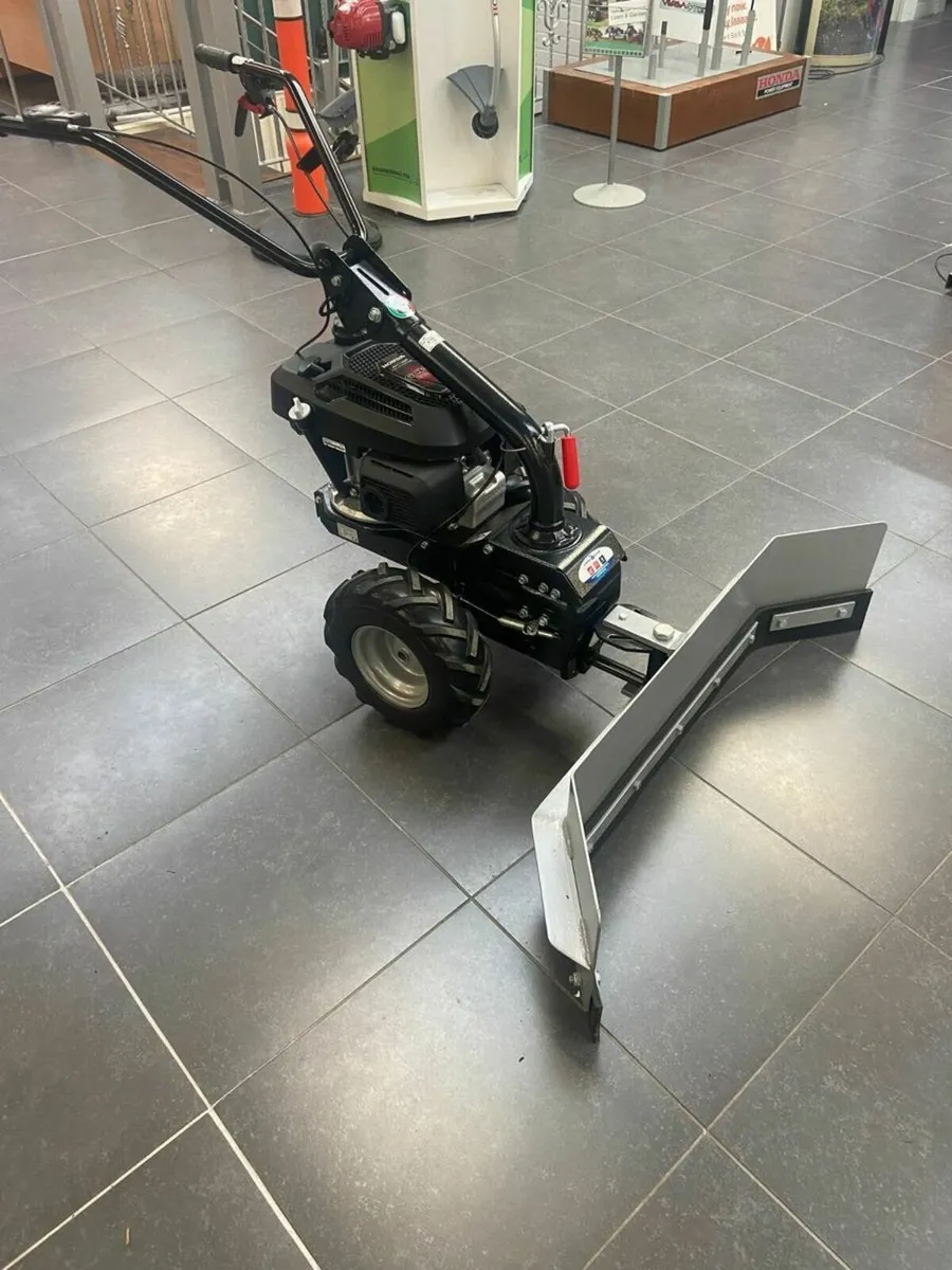 Honda 6hp Petrol Yard Scraper - Image 2