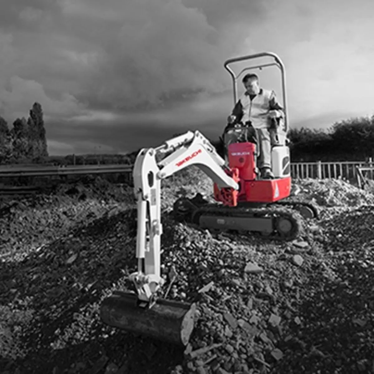 Takeuchi Mini Digger - Image 4