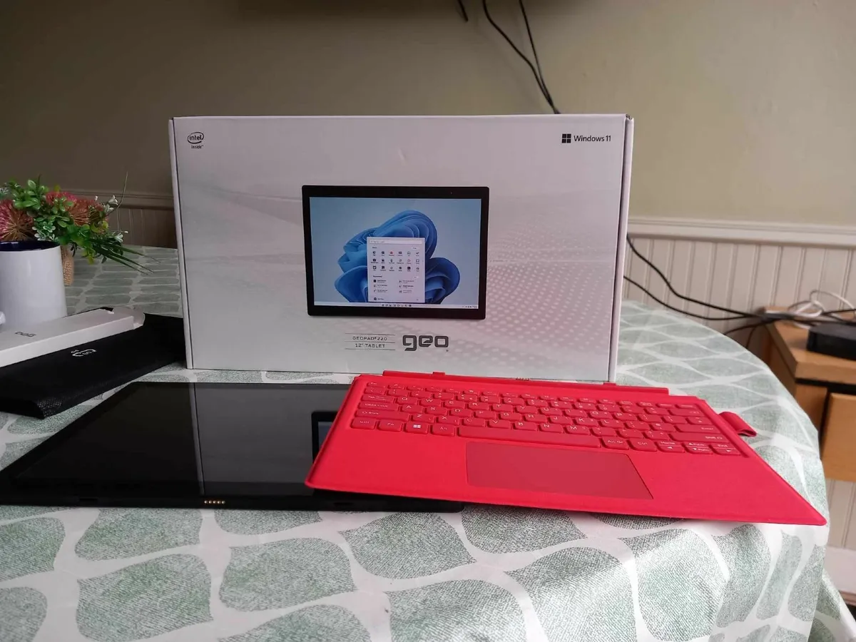 Geo GeoPad 220 2-in-1 Tablet - Image 1