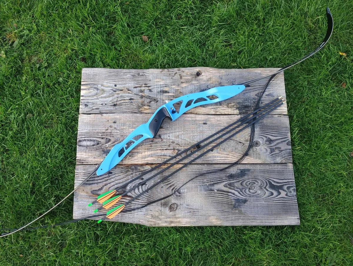 Archery Bow, 68" Carbon Recurve ILF 32LBS +3arrows - Image 2