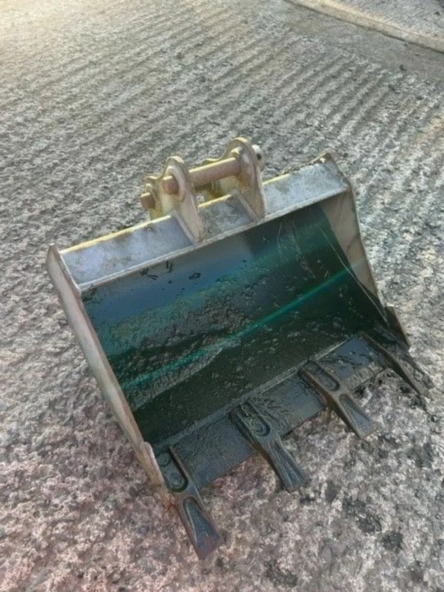 24” digging bucket to suit 1.5 ton machine - Image 1