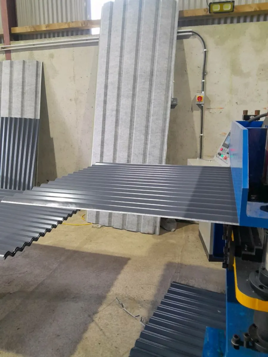 Sheeting flashings purlins