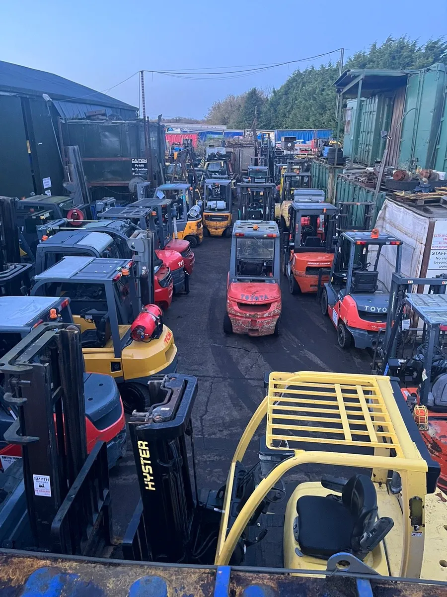 A large selection of forklifts and forklift masts.