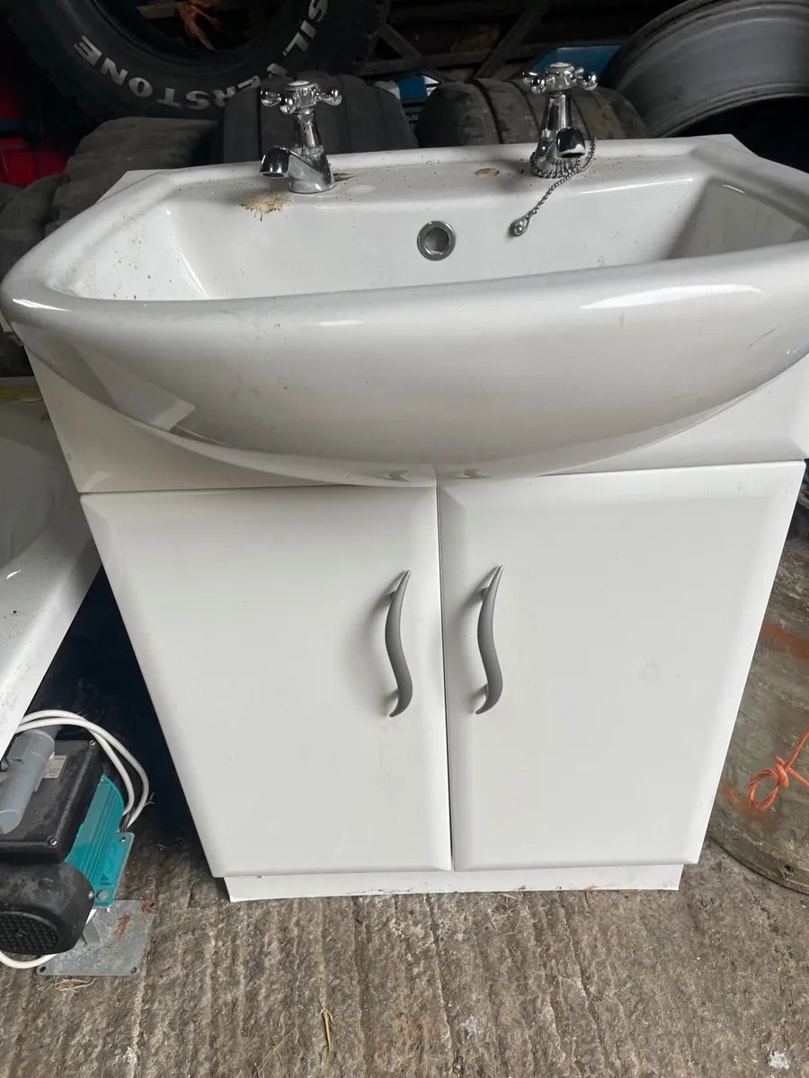 Jacuzzi Bath, Vanity Unit and Carpet for sale - Image 1