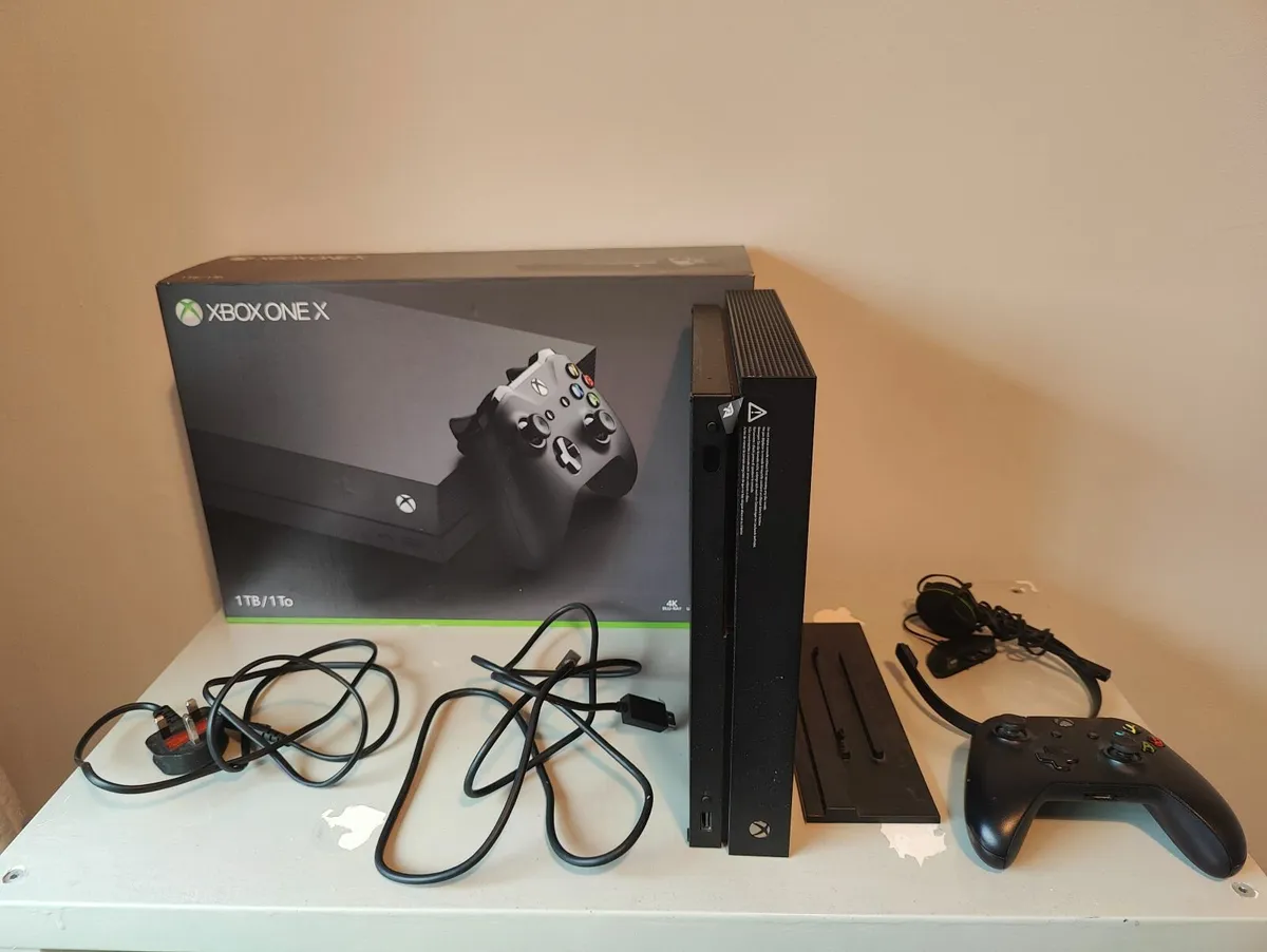 Xbox One X, Official Controller and Vertical Stand