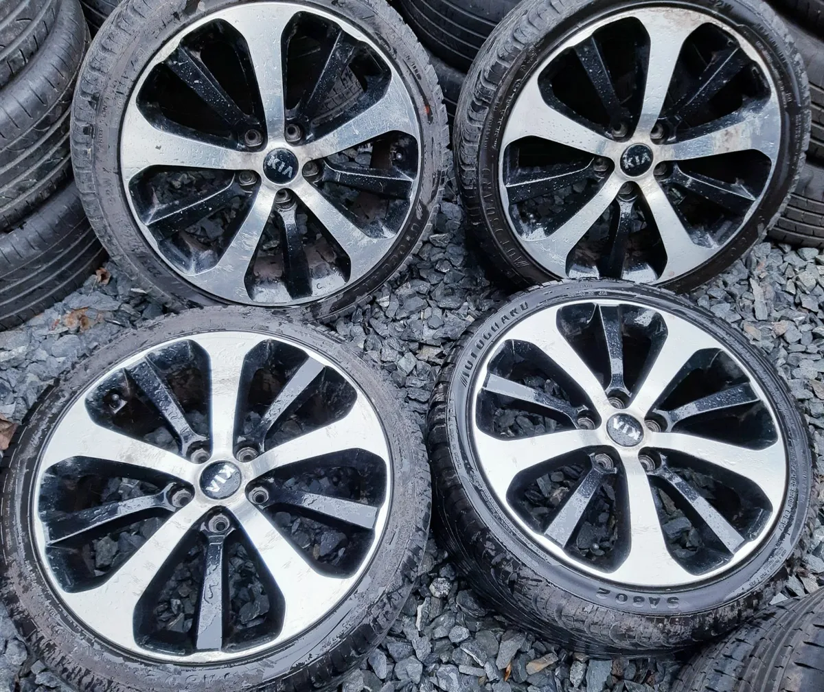 OEM Kia Alloys 18inch 5x114.3 Like New Tyres - Image 1