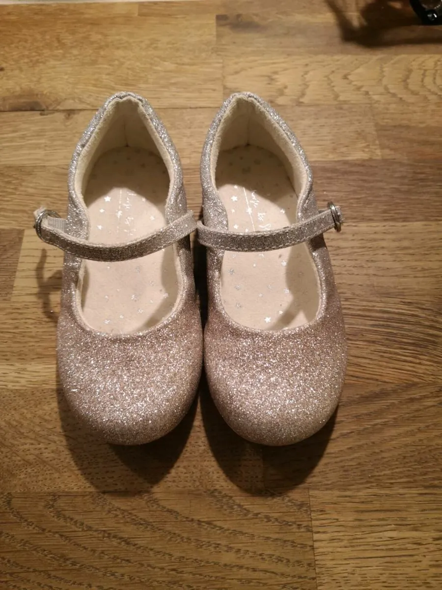 Girls store sparkle pumps