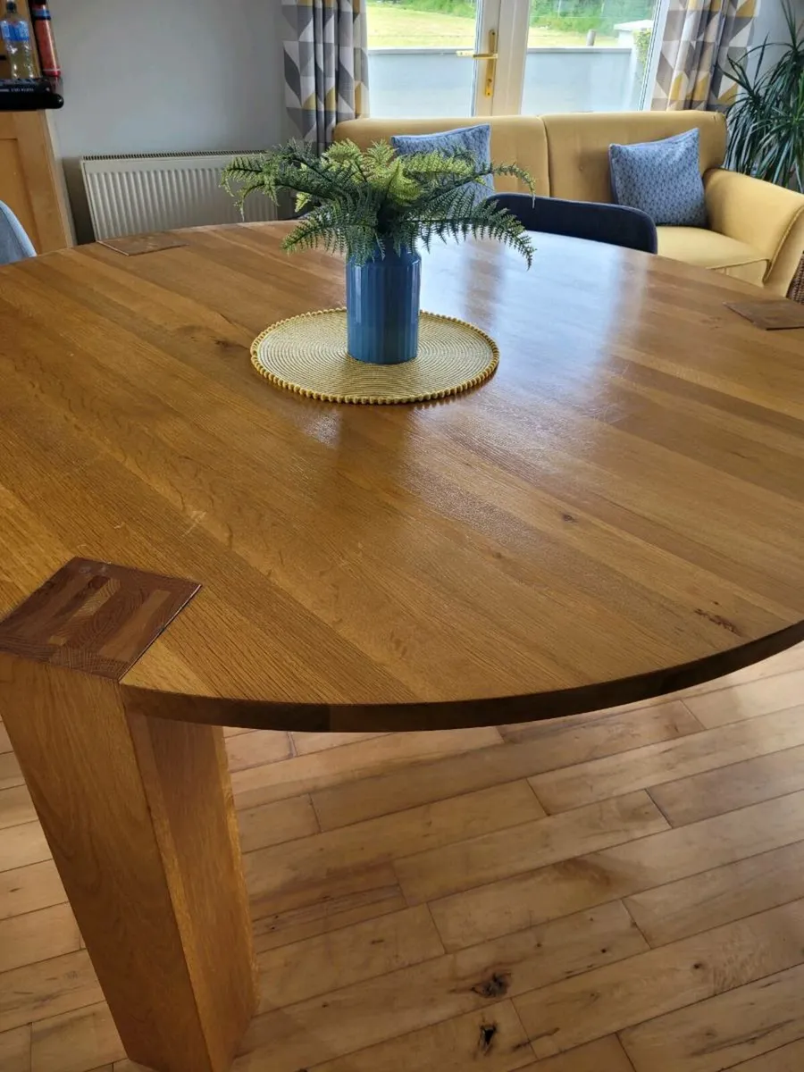 Solid oak round dining table - Image 1