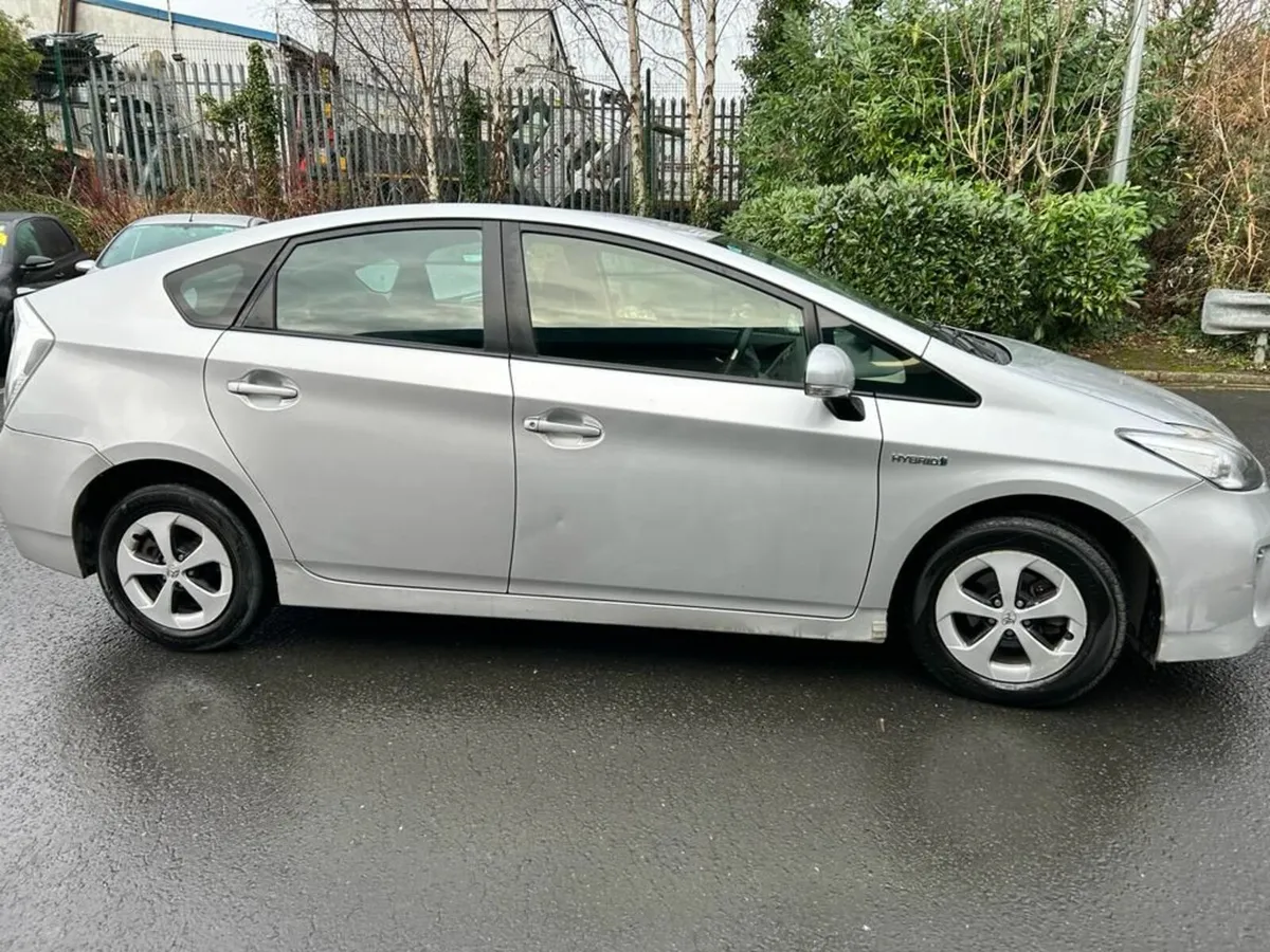 Toyota Prius / 2014 / 1.8 Petrol Hybrid / Auto - Image 4