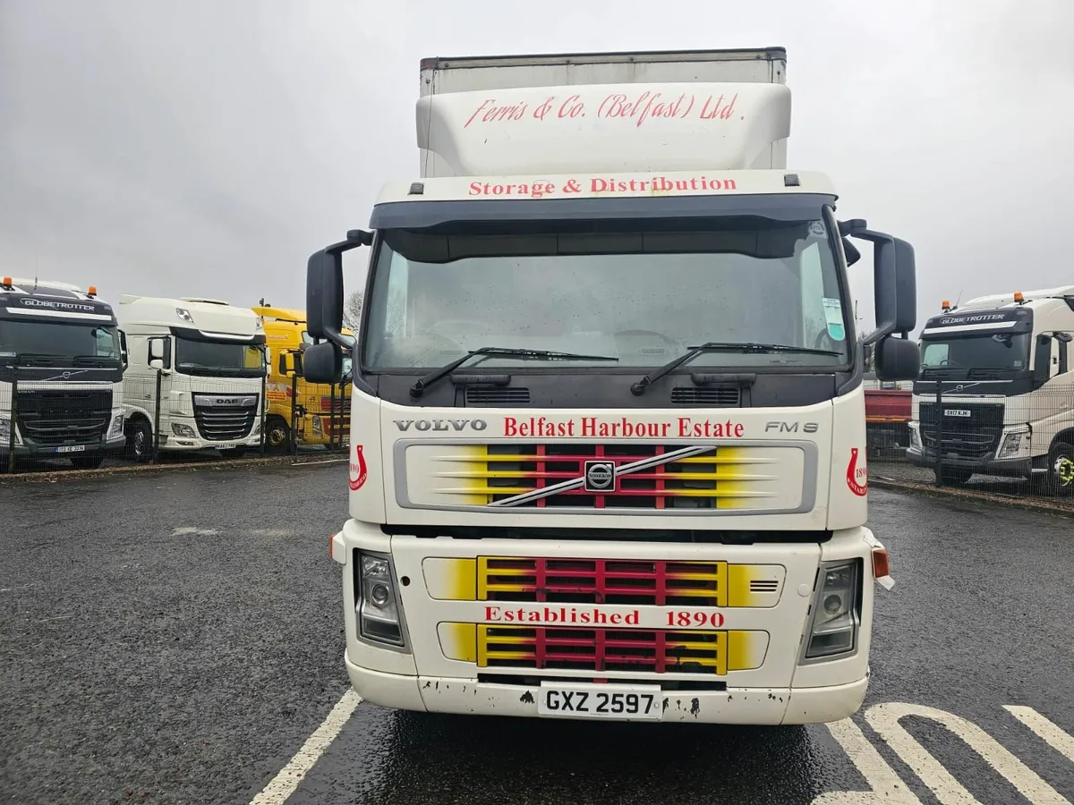 2005 VOLVO FM300 6X2 26FT Curtainsider - Image 2